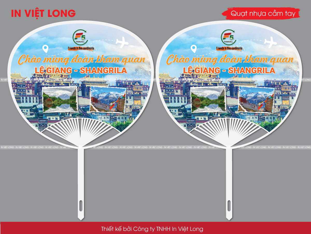 Tặng quạt nhựa cho đoàn khách tour du lịch